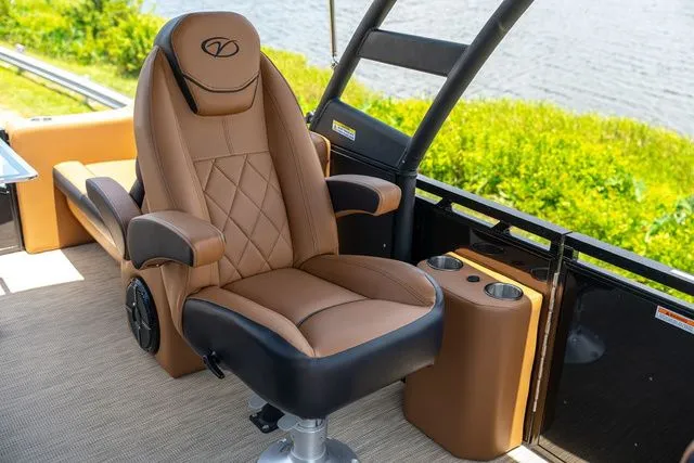 Slide: The Image of Veranda VR22RC Tri-Toon 2025 - 22