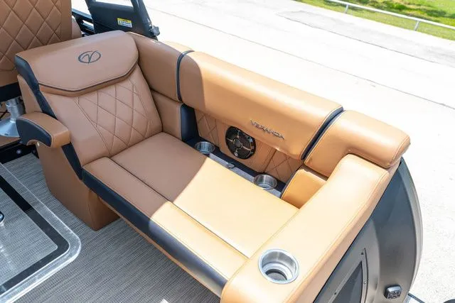 Slide: The Image of Veranda VR22RC Tri-Toon 2025 - 23