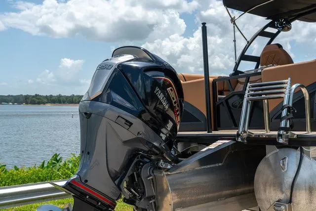 Slide: The Image of Veranda VR22RC Tri-Toon 2025 - 4