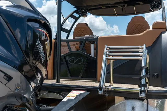 Slide: The Image of Veranda VR22RC Tri-Toon 2025 - 5