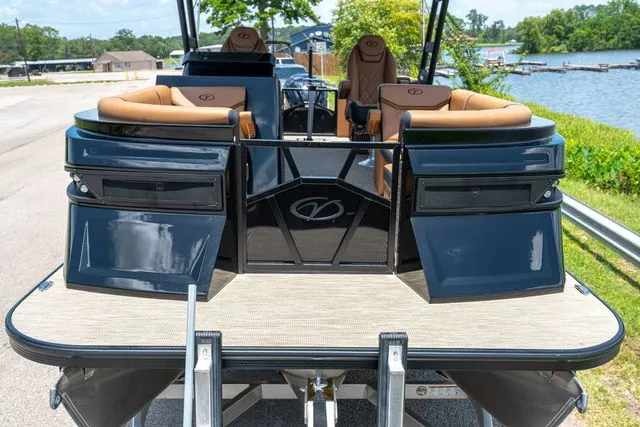 Slide: The Image of Veranda VR22RC Tri-Toon 2025 - 6