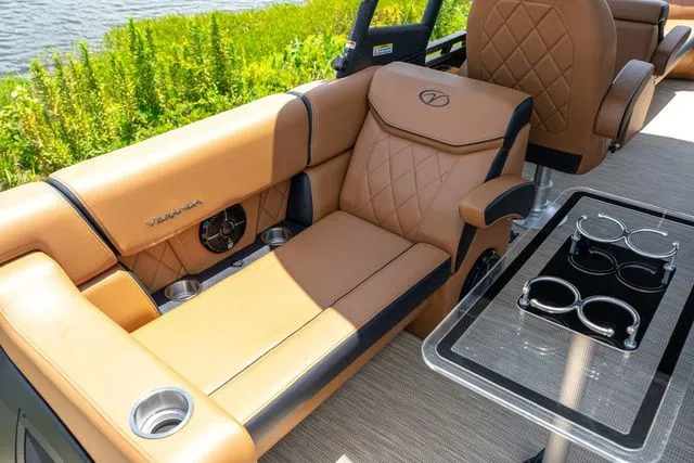 Slide: The Image of Veranda VR22RC Tri-Toon 2025 - 7