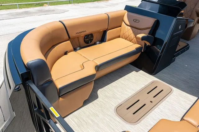 Slide: The Image of Veranda VR22RC Tri-Toon 2025 - 8