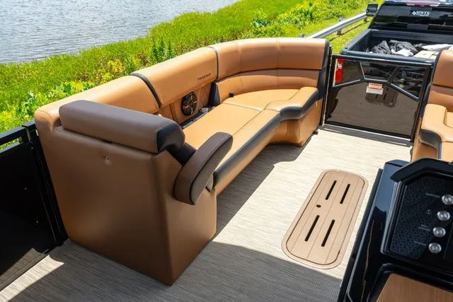 Slide: The Image of Veranda VR22RC Tri-Toon 2025 - 9