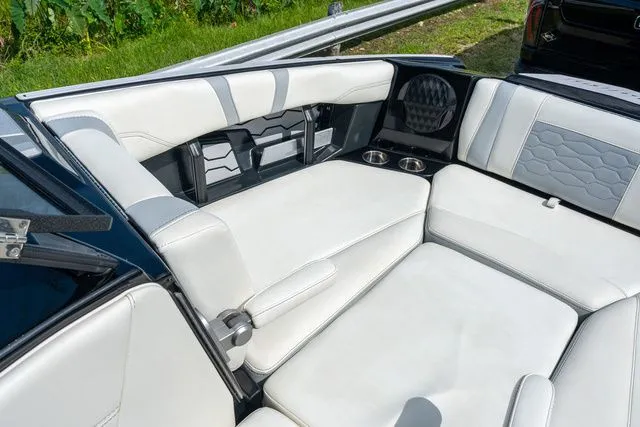 Slide: The Image of Malibu Wakesetter 23 MXZ 2024 - 11