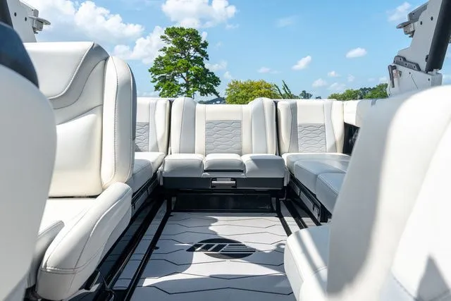 Slide: The Image of Malibu Wakesetter 23 MXZ 2024 - 16