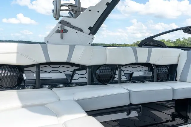 Slide: The Image of Malibu Wakesetter 23 MXZ 2024 - 17