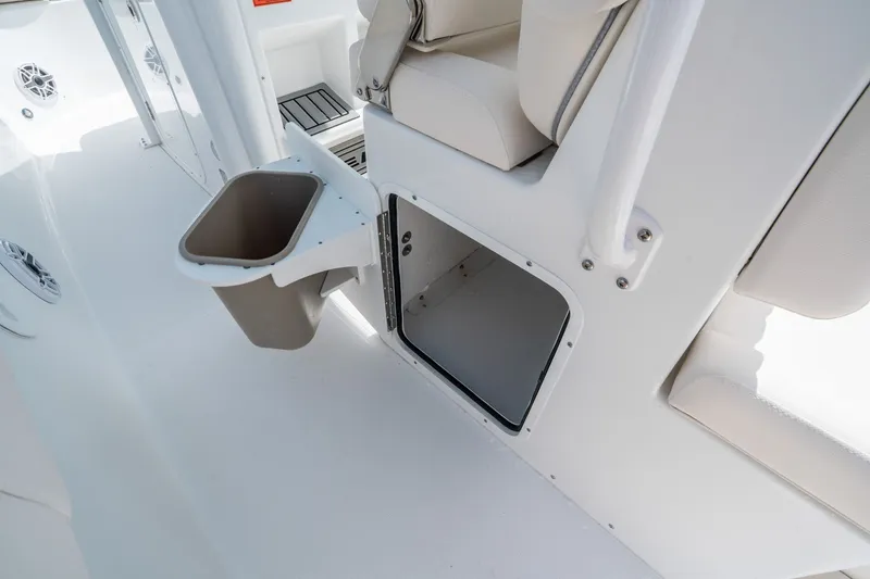 Slide: The Image of Sea Hunt Ultra 275 SE 2026 - 16