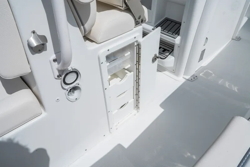 Slide: The Image of Sea Hunt Ultra 275 SE 2026 - 17