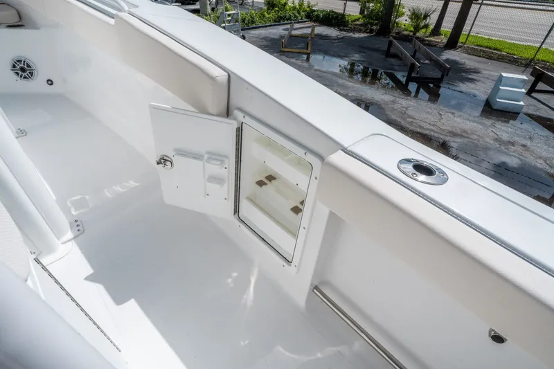 Slide: The Image of Sea Hunt Ultra 275 SE 2026 - 18