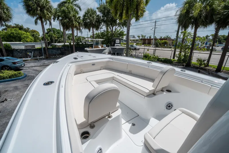 Slide: The Image of Sea Hunt Ultra 275 SE 2026 - 24