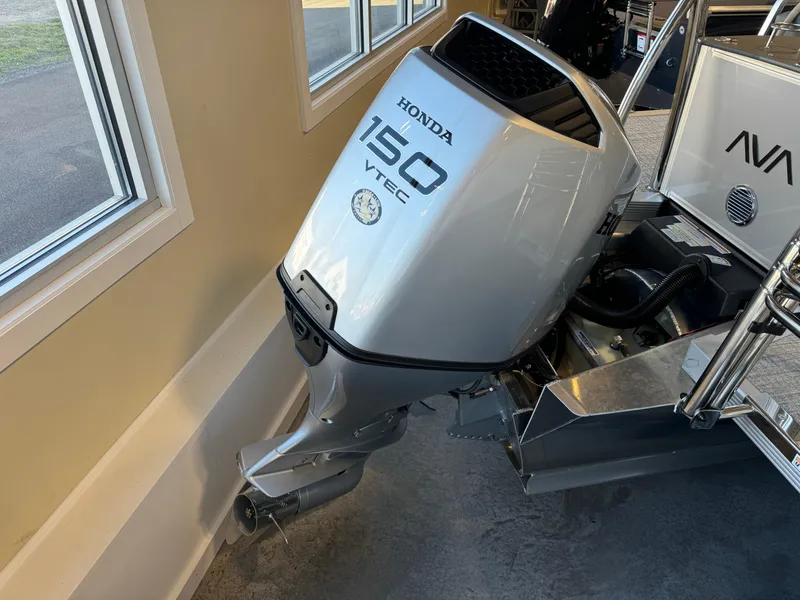 Slide: The Image of Avalon LSZ VRB 2025 with Honda 150 VTEC outboard motor in showroom. - 12