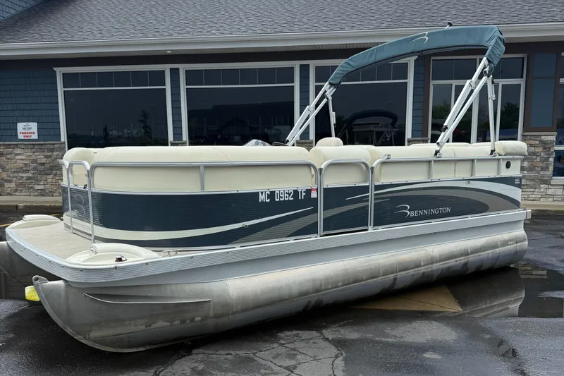 The Image of 2009 Bennington 1850GL pontoon boat parked outside a building. - 0