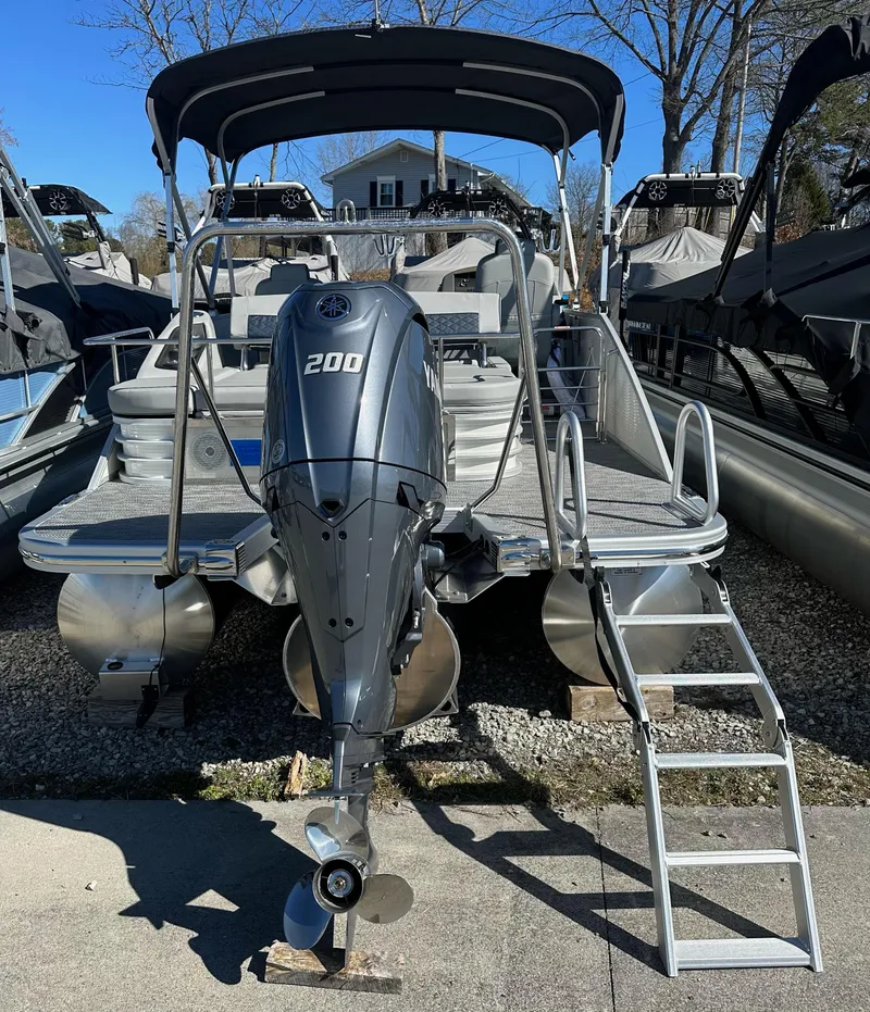 Slide: The Image of 2024 Bennington L 23 Swingback pontoon boat with Yamaha 200 outboard motor, docked outdoors. - 7