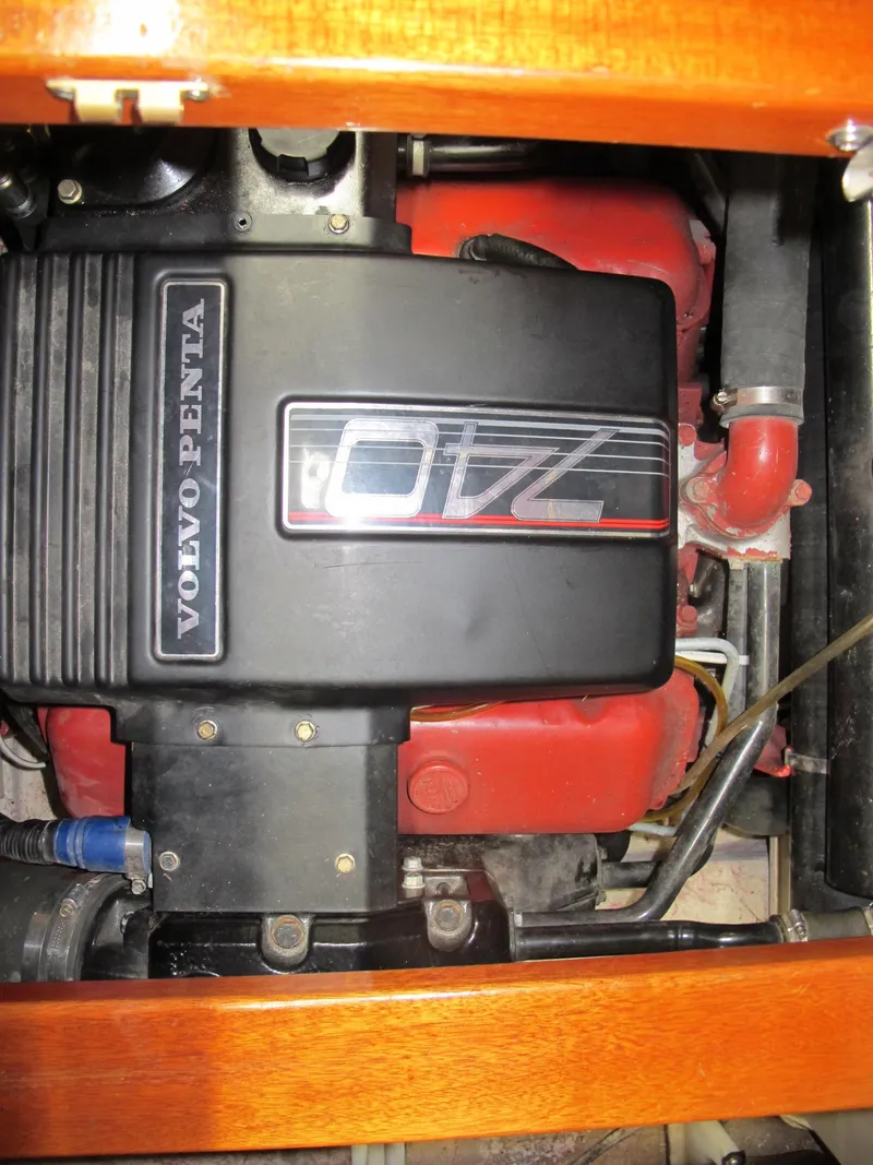 Slide: The Image of Volvo Penta engine in 1991 Windsor Craft 310 boat, detailed view. - 17