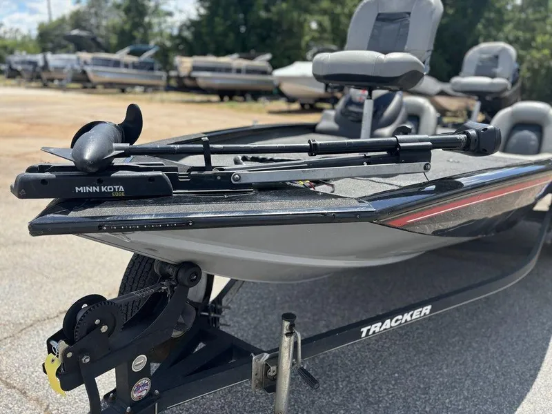 Slide: The Image of 2018 Tracker Pro Team™ 175 TXW boat with Minn Kota Edge trolling motor. - 10
