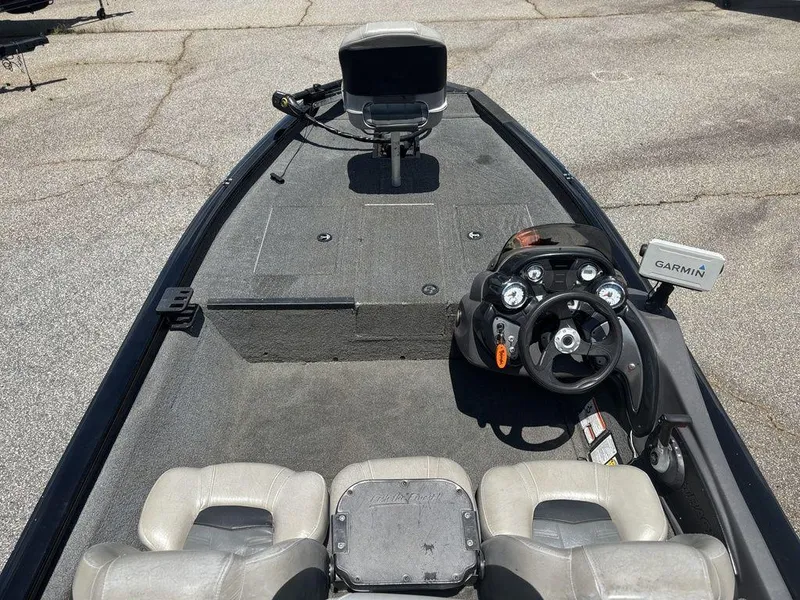 Slide: The Image of 2018 Tracker Pro Team™ 175 TXW boat interior with Garmin navigation system. - 15