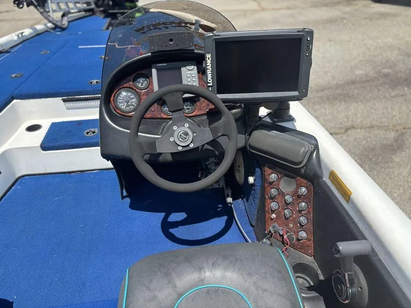 Slide: The Image of 2000 Triton TR20 boat dashboard with steering wheel and Lowrance fishfinder. - 14