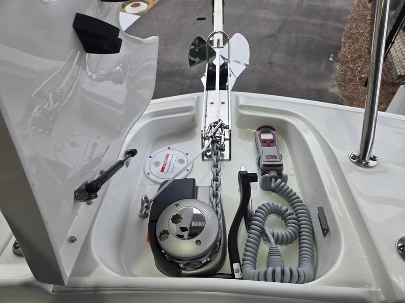 Slide: The Image of Sea Ray Sundancer 320 Outboard 2026 - 29