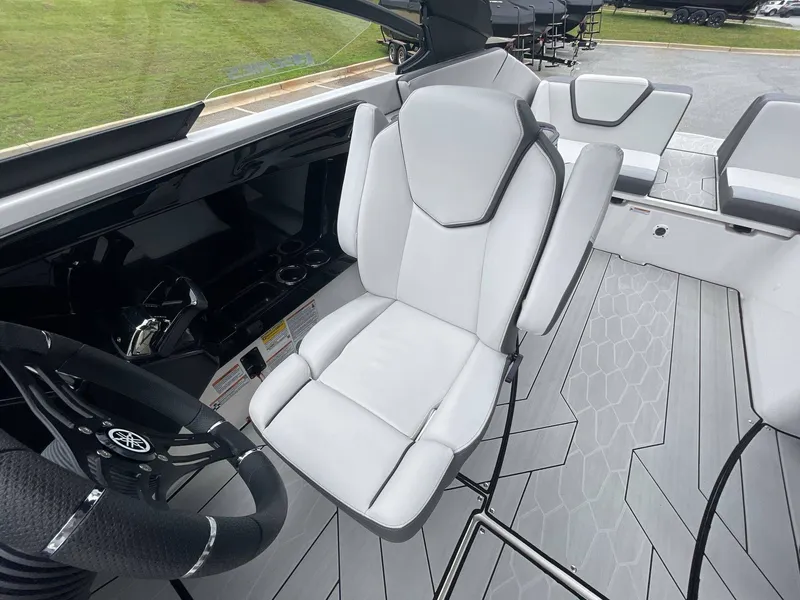 Slide: The Image of Yamaha 252XE WAKESURF 2024 - 11