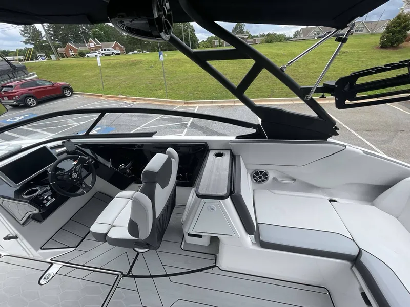 Slide: The Image of Yamaha 252XE WAKESURF 2024 - 18