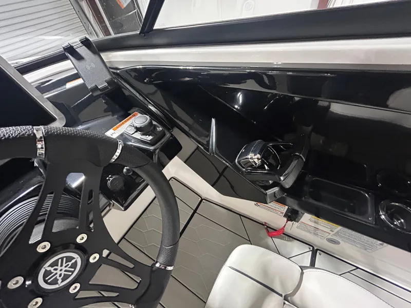 Slide: The Image of Yamaha 252XE WAKESURF 2024 - 22