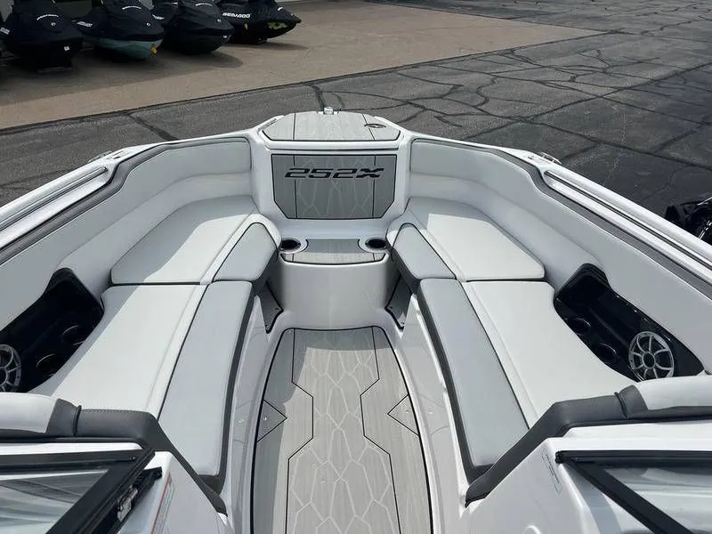 Slide: The Image of Yamaha 252XE WAKESURF 2024 - 6