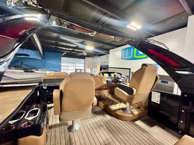 Slide: The Image of Harris Grand Mariner 250 2025 - 10