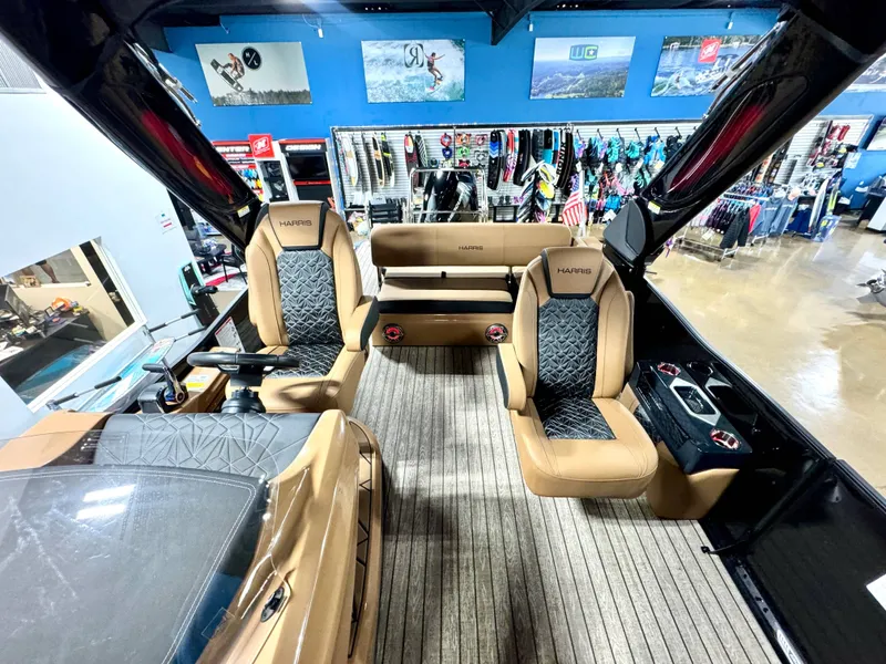 Slide: The Image of Harris Grand Mariner 250 2025 - 11