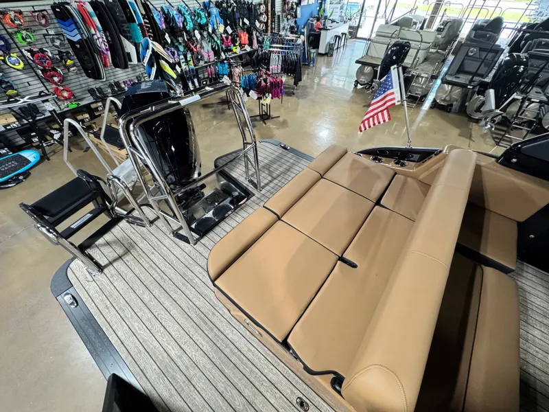 Slide: The Image of Harris Grand Mariner 250 2025 - 12