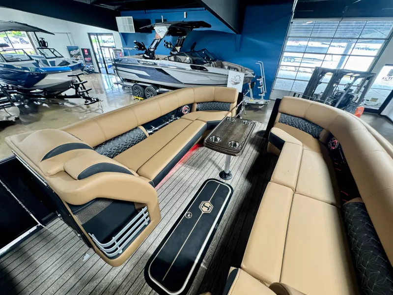 Slide: The Image of Harris Grand Mariner 250 2025 - 4