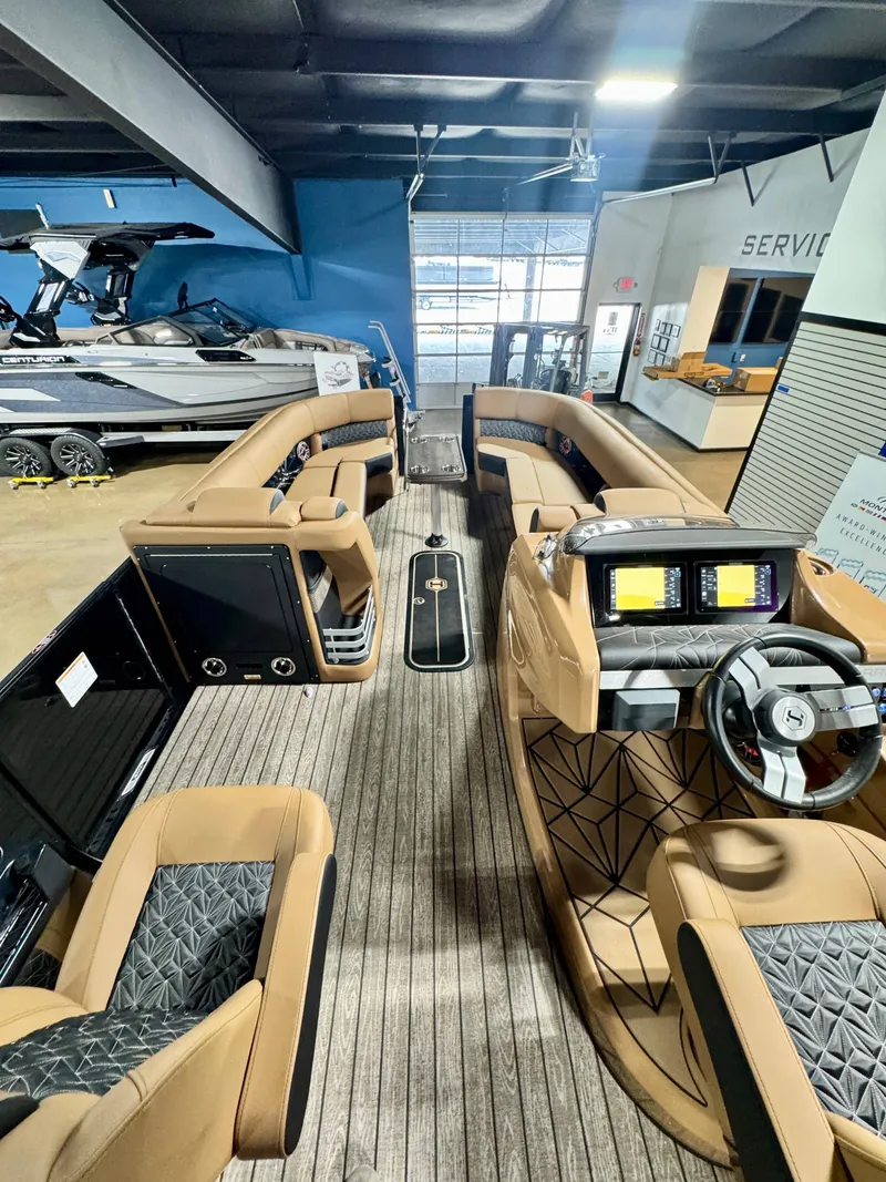 Slide: The Image of Harris Grand Mariner 250 2025 - 5