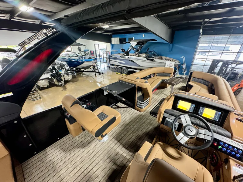 Slide: The Image of Harris Grand Mariner 250 2025 - 9