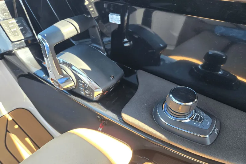 Slide: The Image of Sea Ray SLX 280 Outboard 2026 - 11