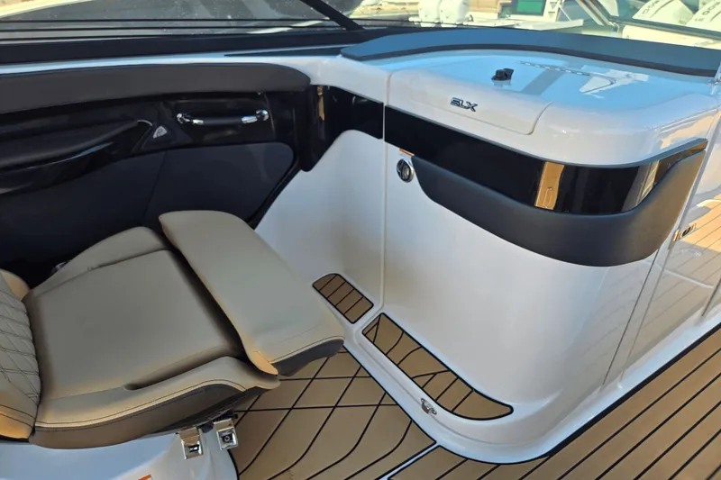 Slide: The Image of Sea Ray SLX 280 Outboard 2026 - 12