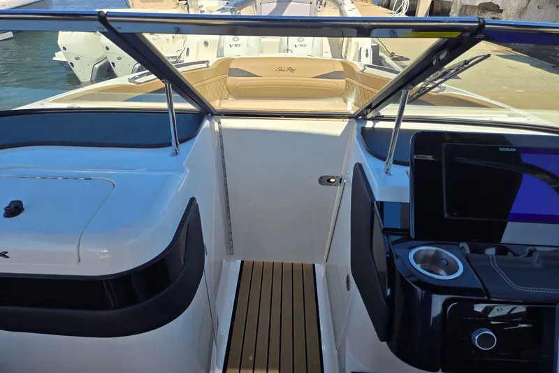 Slide: The Image of Sea Ray SLX 280 Outboard 2026 - 17