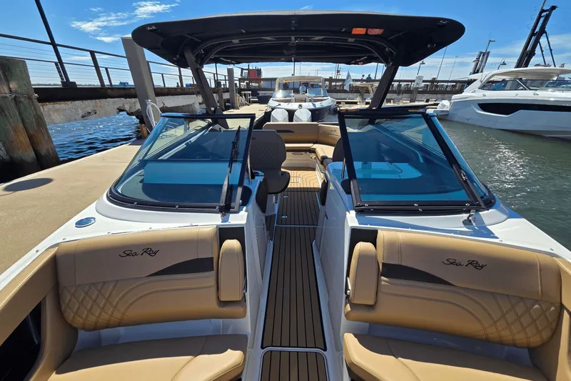 Slide: The Image of Sea Ray SLX 280 Outboard 2026 - 18