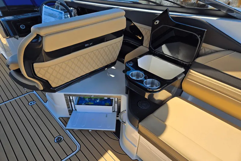 Slide: The Image of Sea Ray SLX 280 Outboard 2026 - 7