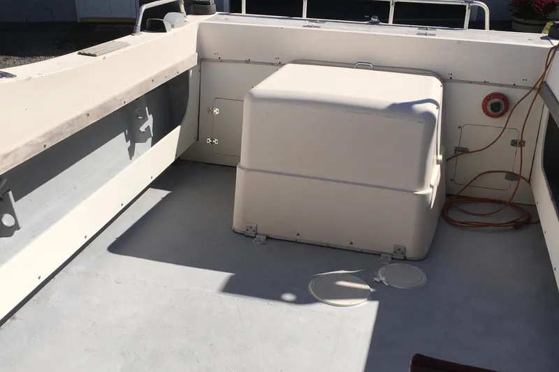 Slide: The Image of 1976 Sport-Craft 25 boat interior with storage compartment and clean deck. - 17