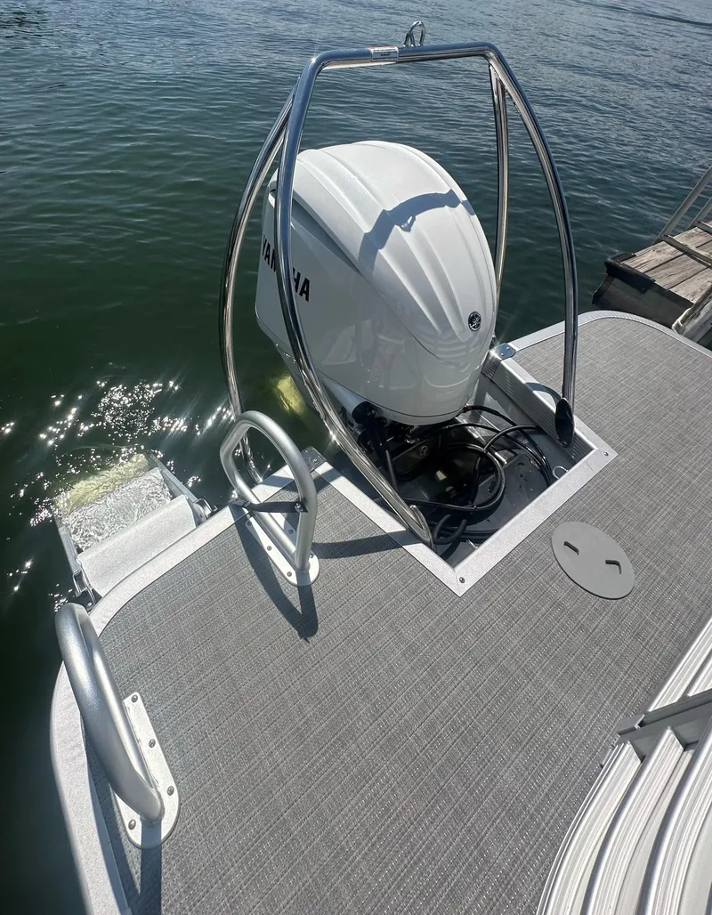 Slide: The Image of 2025 Bennington 23 RSR boat with Yamaha outboard motor on a sunny day. - 6