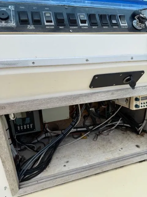 Slide: The Image of Control panel and wiring of a 1986 Blackfin 27 boat. - 21
