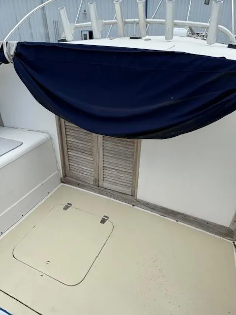 Slide: The Image of 1986 Blackfin 27 boat deck with storage hatch and rod holders. - 28