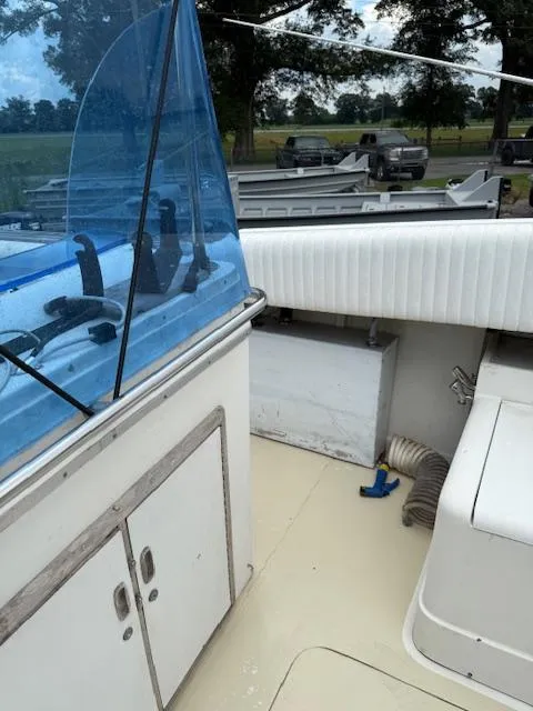 Slide: The Image of 1986 Blackfin 27 boat interior with blue windshield and white seating. - 30