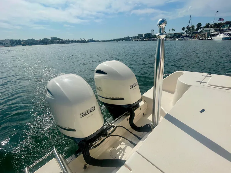 Slide: The Image of 2015 Grady-White 275 Freedom boat with twin Yamaha 200 engines on water. - 17