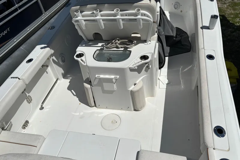 Slide: The Image of 2021 Sea Hunt Ultra 265 SE boat with dual 200 horsepower engines and cushioned seating. - 16