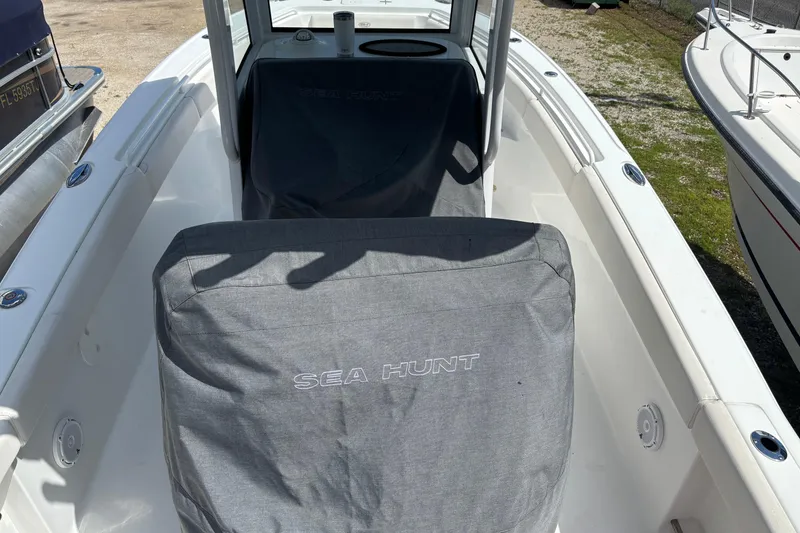 Slide: The Image of 2021 Sea Hunt Ultra 265 SE boat interior with comfortable seating. - 19