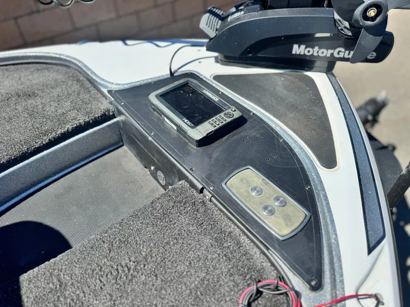 Slide: The Image of 2017 Tracker Nitro Z19 boat dashboard with fishfinder and MotorGuide trolling motor. - 10