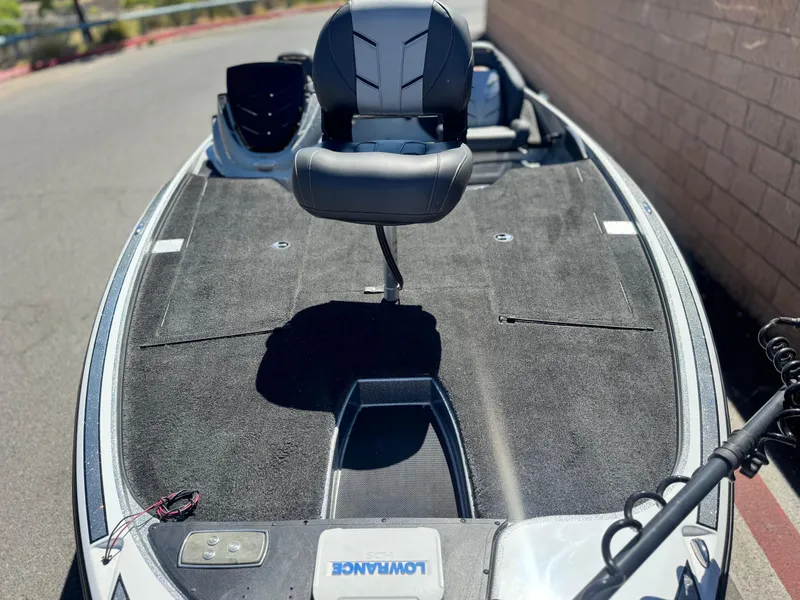 Slide: The Image of 2017 Tracker Nitro Z19 fishing boat with black carpet and swivel seat. - 11