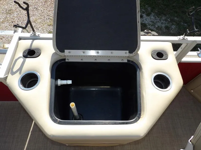 Slide: The Image of 2015 Bennington 20 SFX boat livewell with cup holders and rod holders. - 22