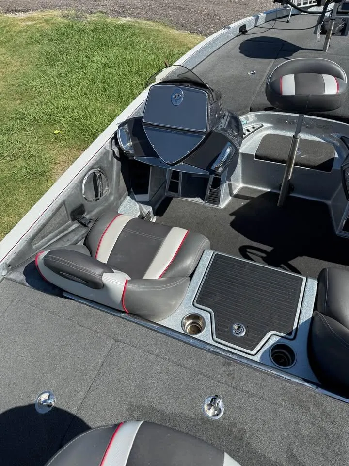 Slide: The Image of 2015 Ranger Z520 Comanche boat interior with seating and console, featuring sleek design and storage. - 10